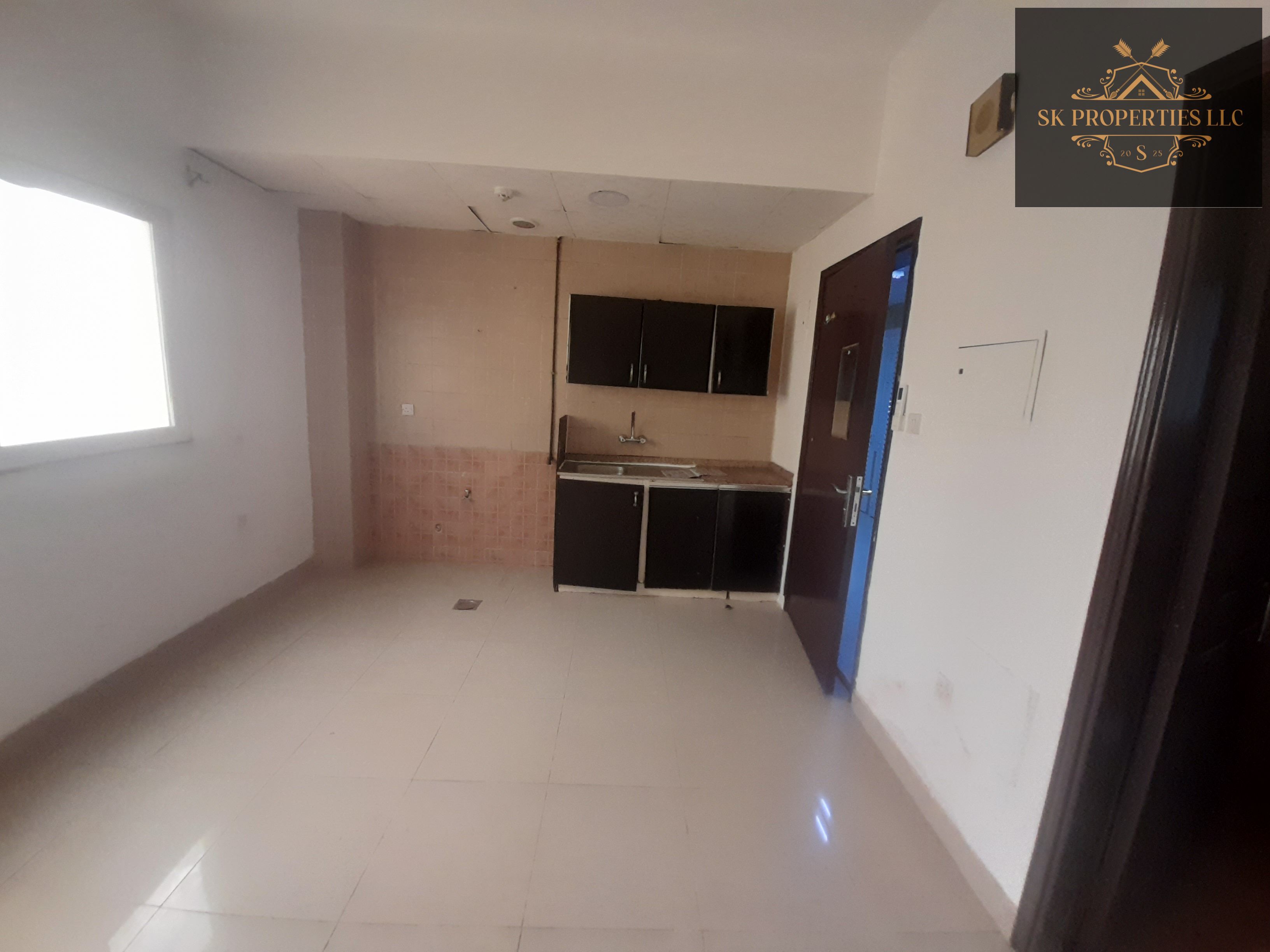 Spacious unfurnished studio available in muwIleh sharjah 450sqft