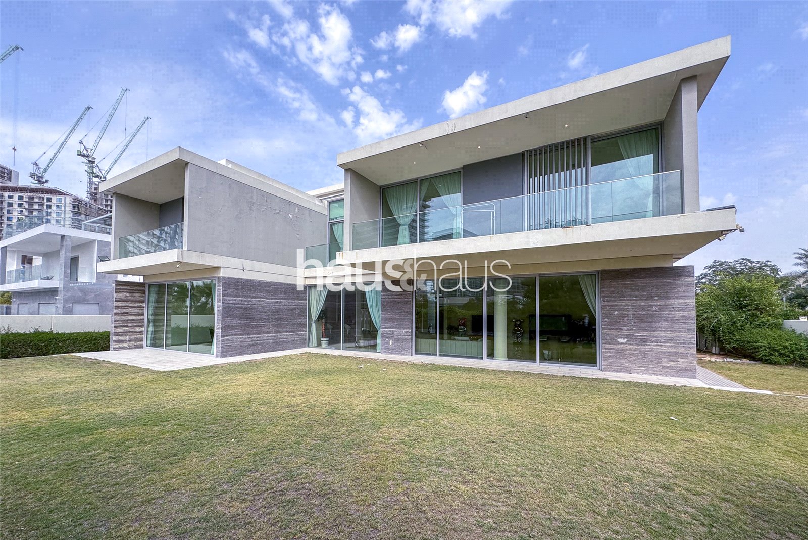 Corner Plot | Huge Layout | Modern Living
