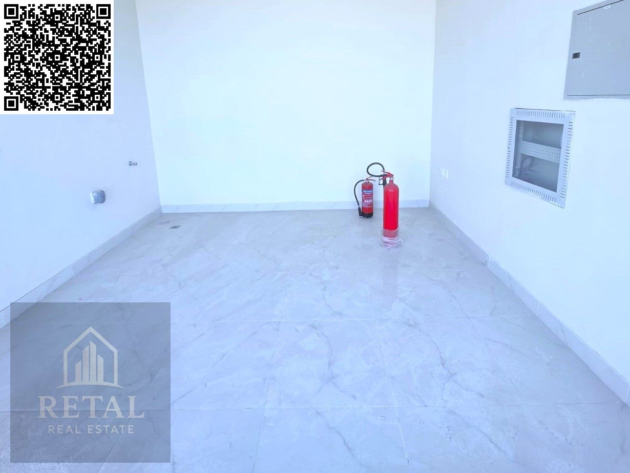 Shop for rent in a new building, first use, at a good price.