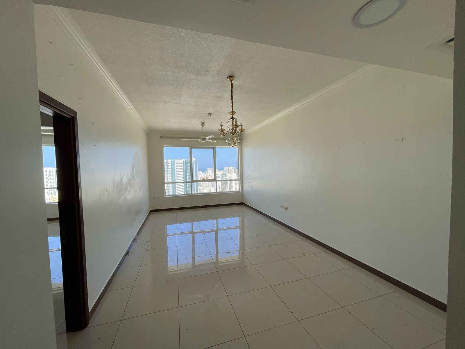 Free month / free gym / open panoramic view / large spaces / near Dubai exit / central services