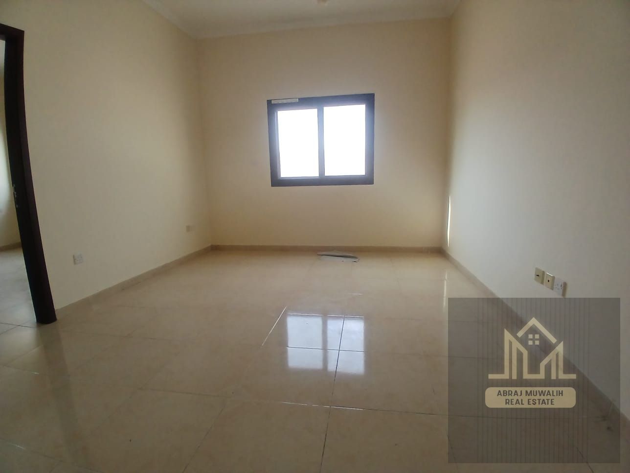 spacious and luxury with two washroom \\neat and clean \\ prime location near safari mall
