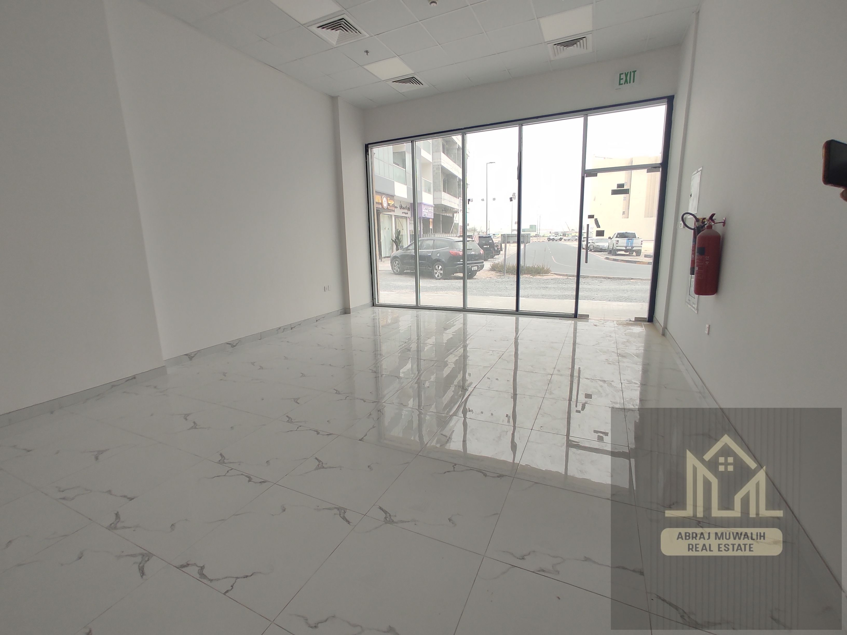 Hott offer very good location shop available on the rode Rent only 80k in Al Jada