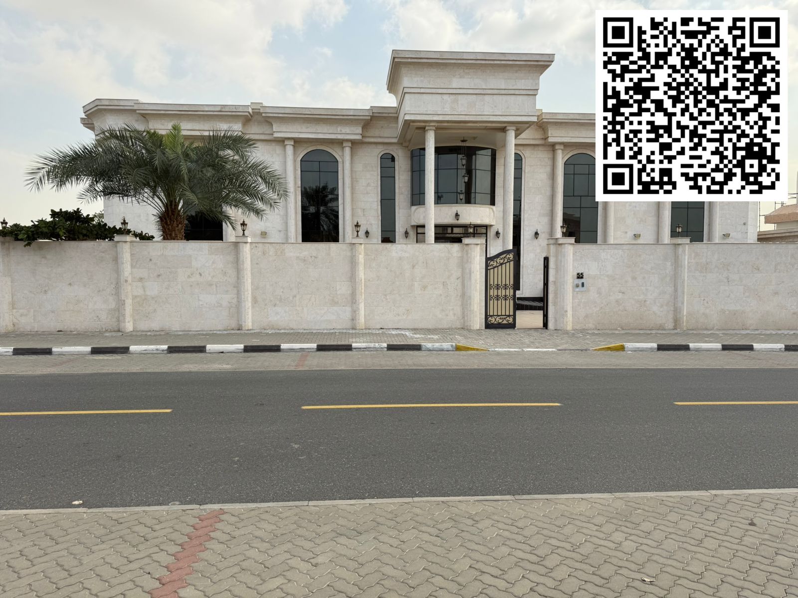 Villa for sale in Sharjah, Al Tarfa area. Custom-finished. Ownership available to GCC nationals and UAE nationals. Age: 6 years. Size: 18,000 sq ft.