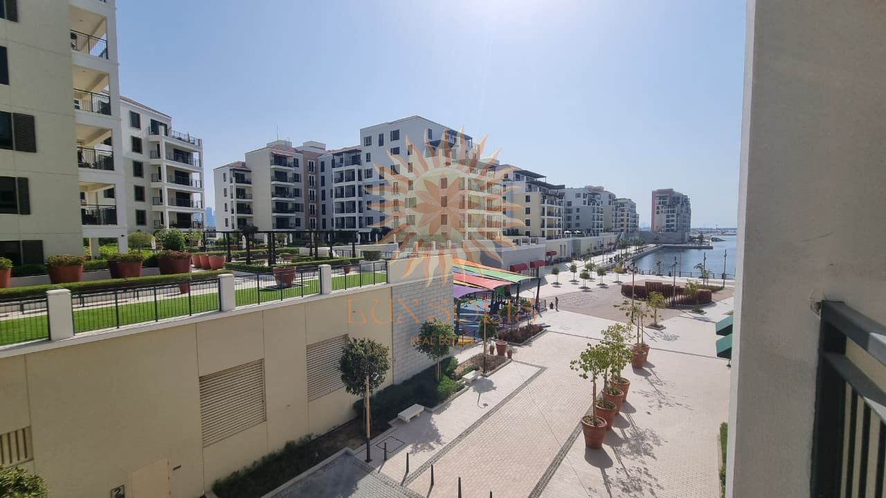 SPACIOUS LIVING ROOM | PARTIAL SEA VIEW | BEACH
