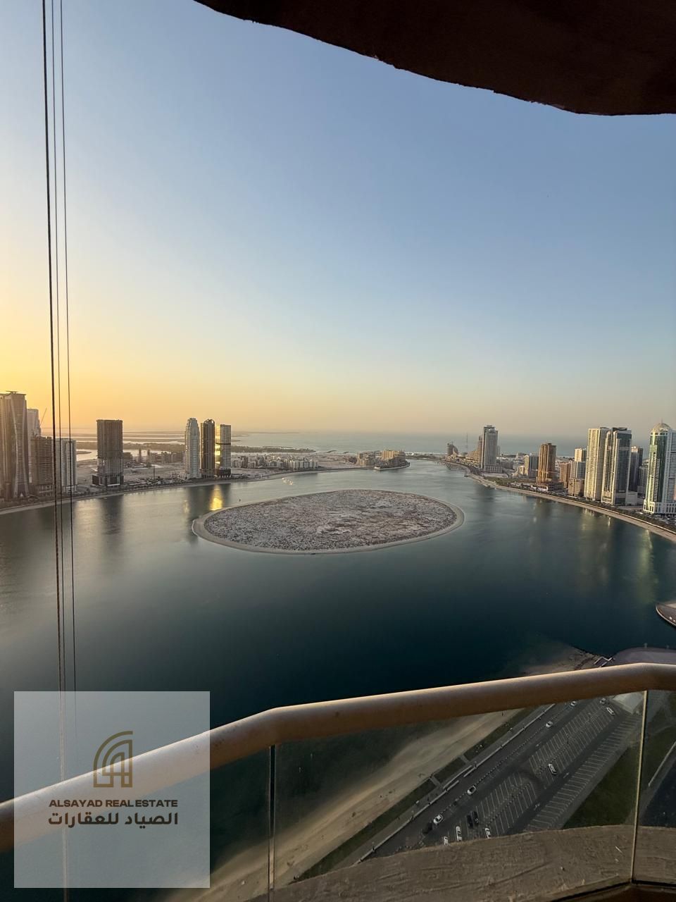 An apartment for sale consisting of three bedrooms and a living room with a sea view.
