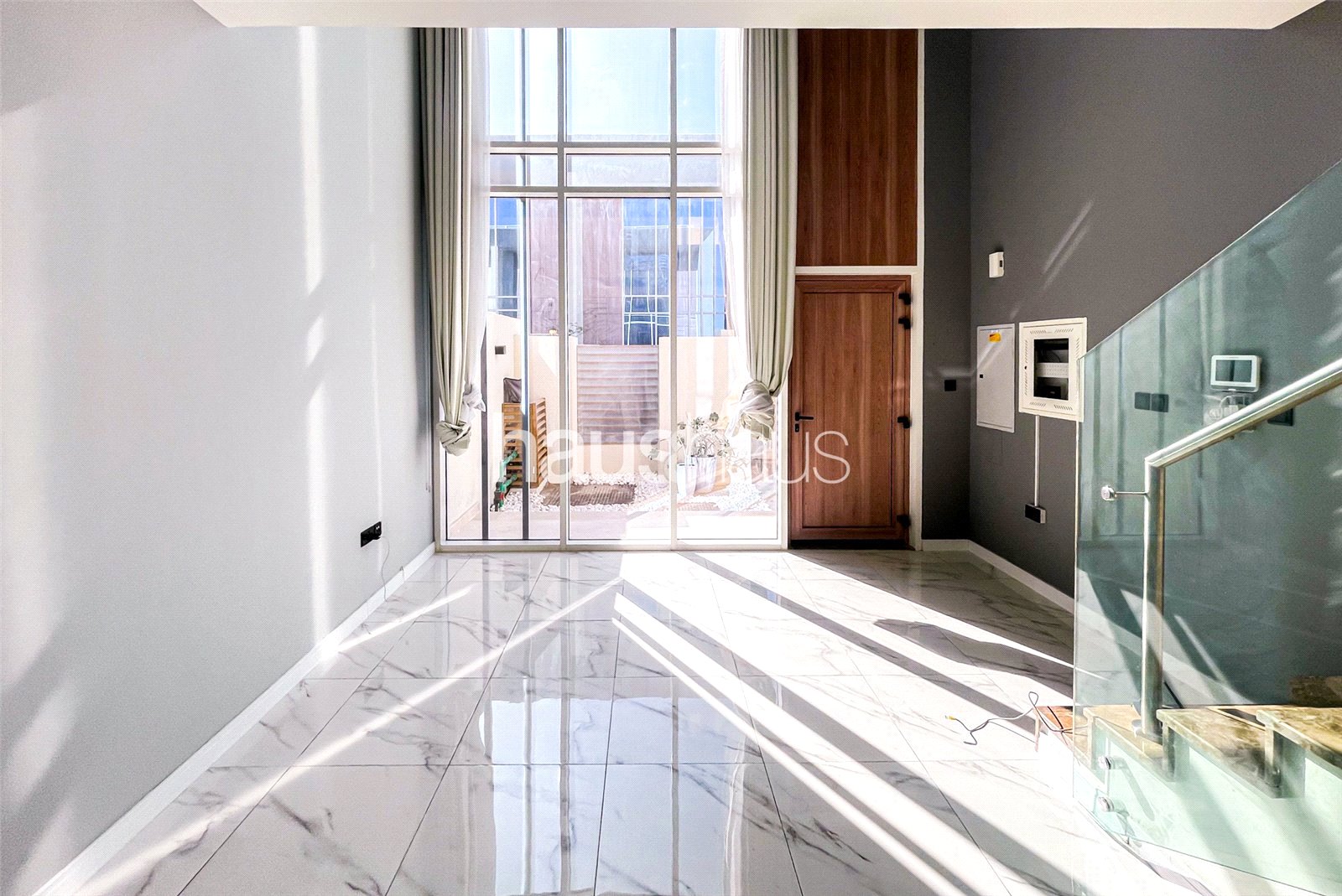 Lovely Townhouse | Unfurnished | Skyline Views