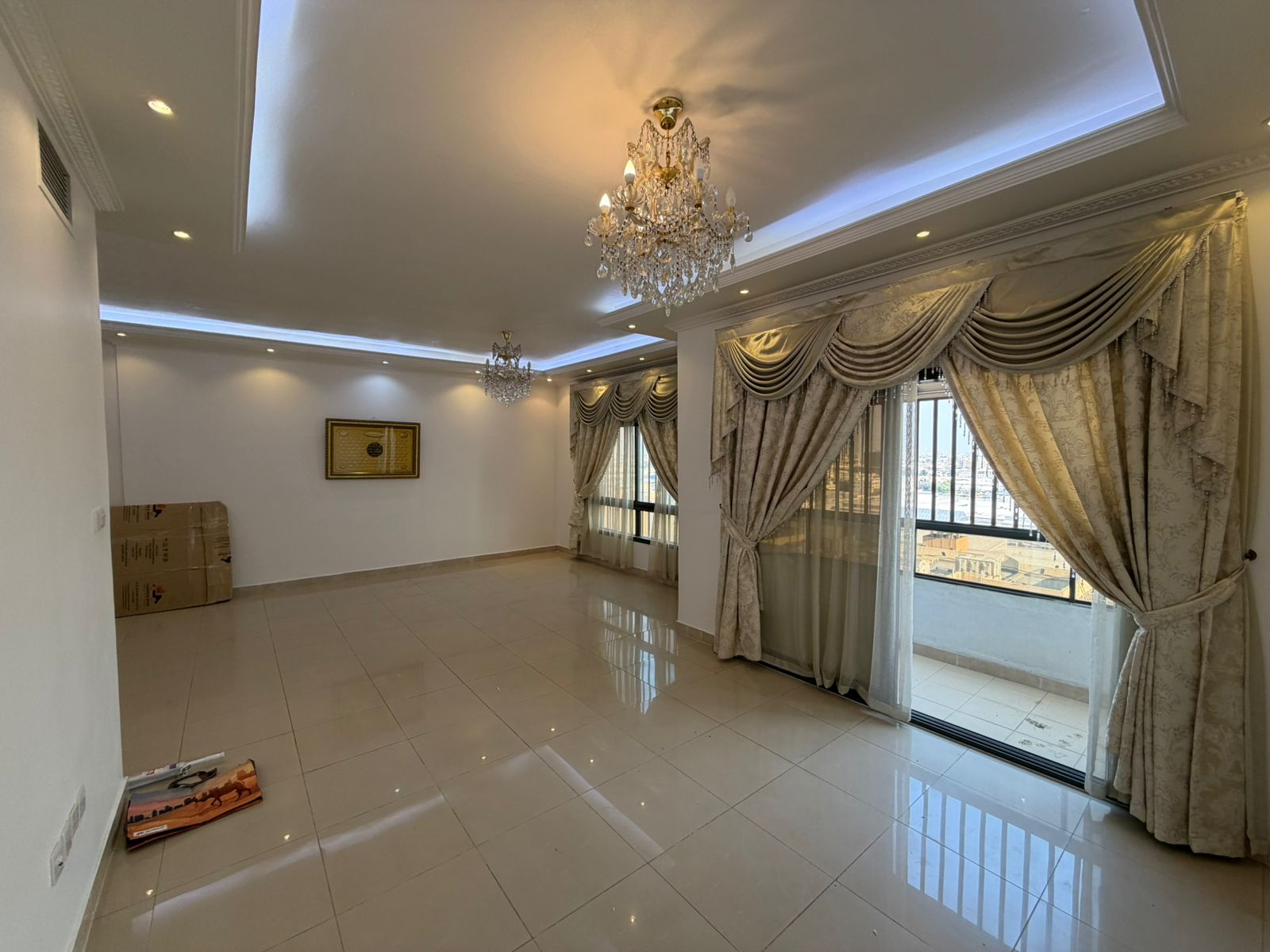 Free parking – prime location – central air conditioning – easy access to Dubai exit