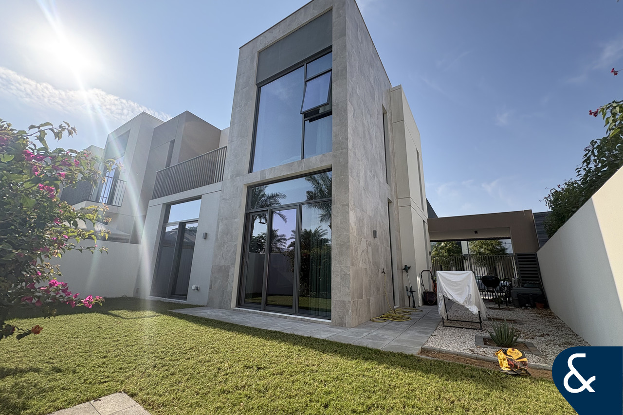 4 bedrooms I Single Row I Available Feb
