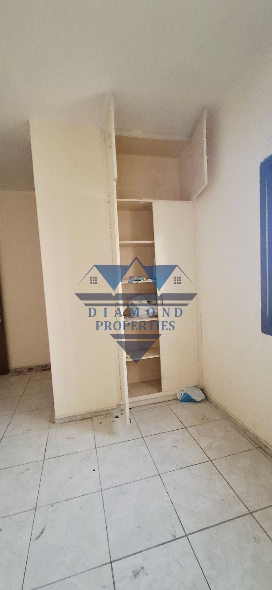 Very spacious and good location family building near by park with kubder wardrobe 2bhk two washrooms whith balkany just in 33k available now