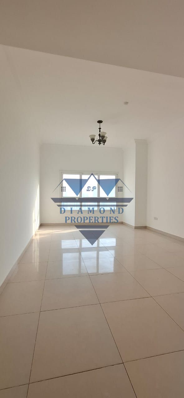Beautiful spacious flat with 2 bathrooms central AC last unit don't miss in very good condition