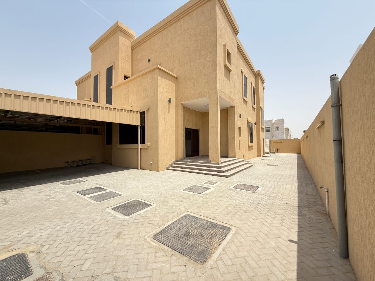 Levish 4BHK villa 6washroom maid room in Hoshi