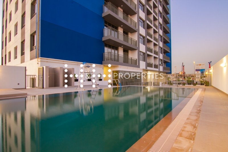 Spacious 1-Bedroom with Balcony & Pool Access