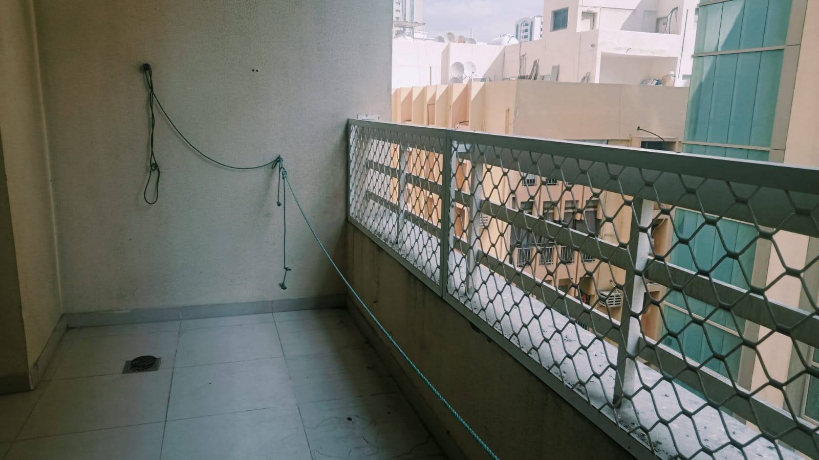 Top Al Majaz 1 apartment – 3 bedrooms + maid room, free AC & parking, 1 month free. Family-friendly, near all services