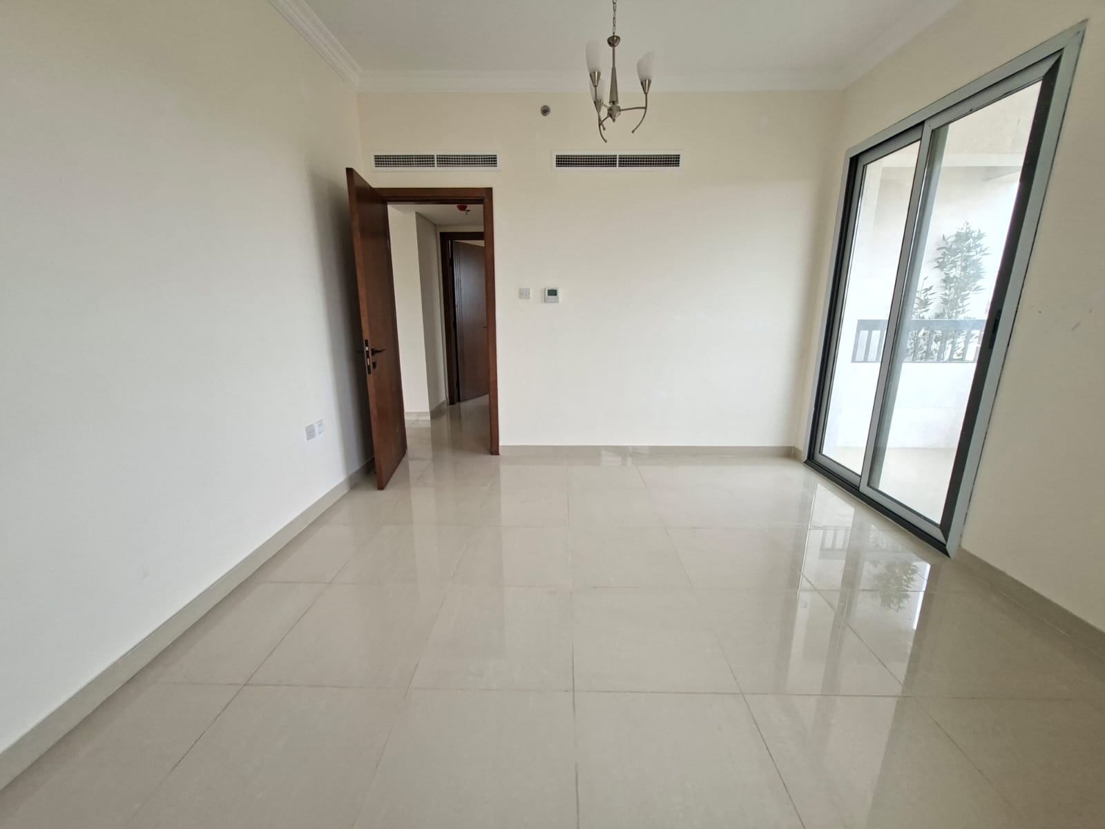 Lxury and brand new apartment with balcony prim location aljada out sid