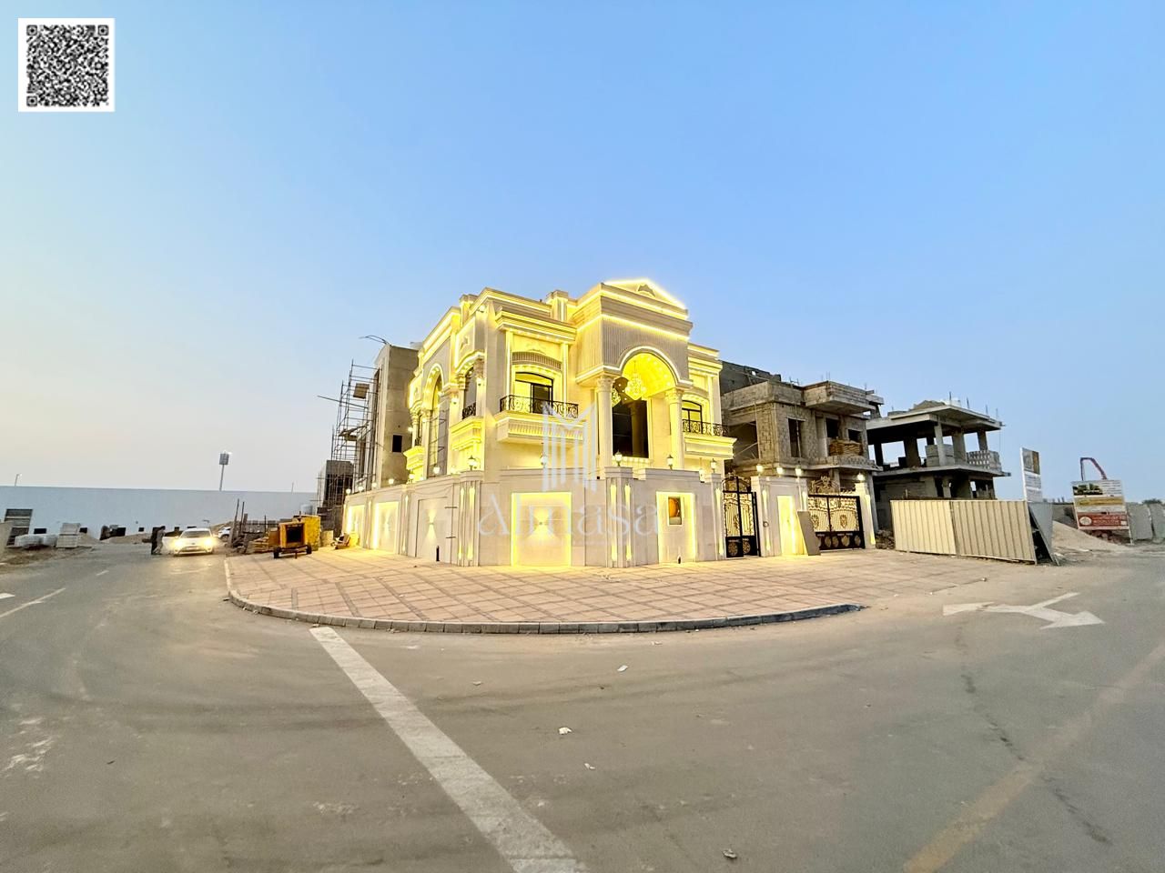 Une luxueuse villa d'angle moderne avec une façade entièrement en pierre et un intérieur ultra-luxueux aux finitions haut de gamme dignes d'un hôtel,