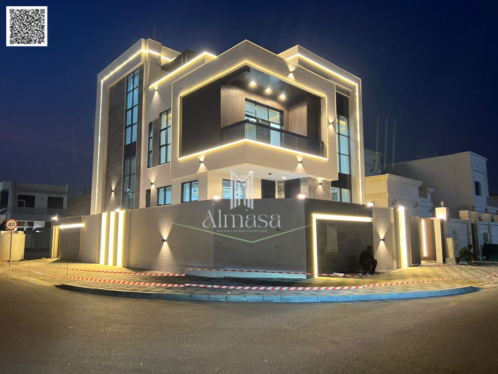 Villa classique d'angle avec terrasse sur le toit, emplacement de choix sur la rue principale. Villa de luxe à vendre dans le quartier d'Al-Haliou :