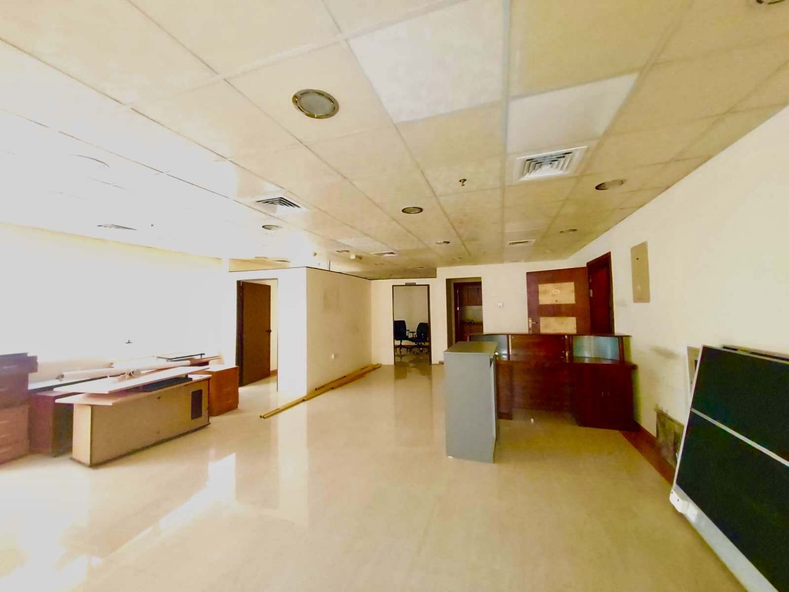 LEVISH OFFIC ON ROOD BULDING TOTALLY OFFICE IN BULDING BIG SPACE only 55k Muwaileh Sharjah