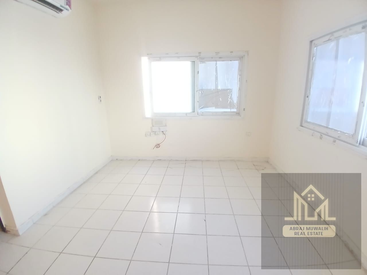 Ready to move apartment available prime location near bus station