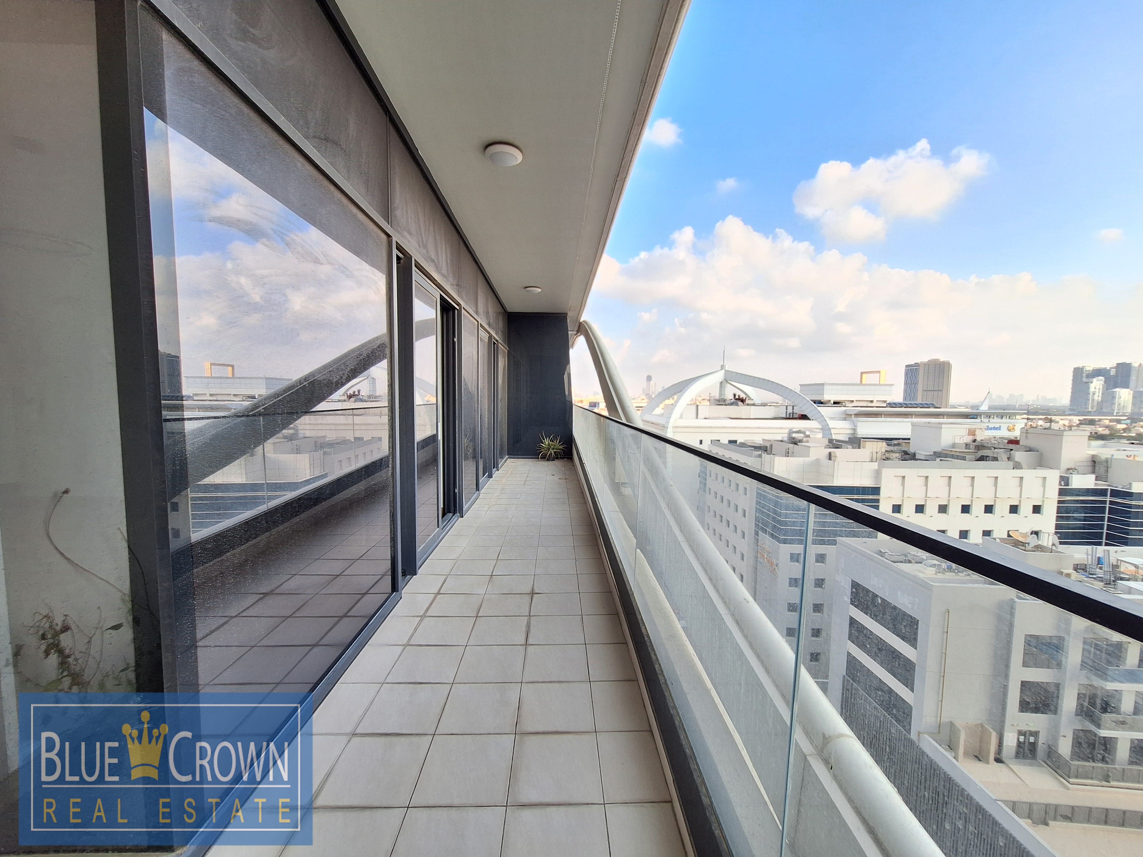 BURJ KHALIFA VIEW / HUGE BALCONY / ACCESSIABLE LOCATION