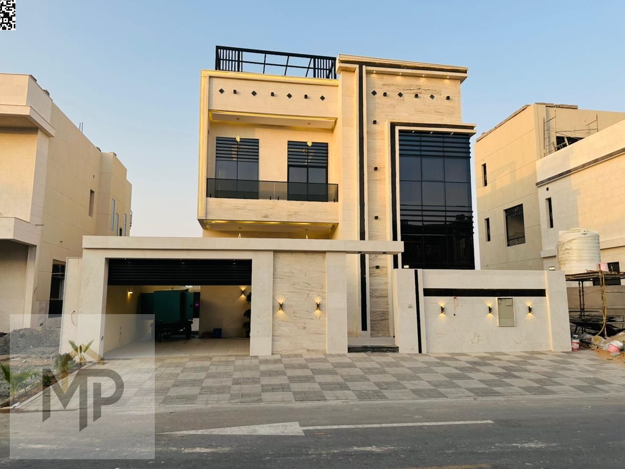 Central air conditioning included. Own your dream home with super deluxe finishing in a strategic location close to all services, with easy bank finan