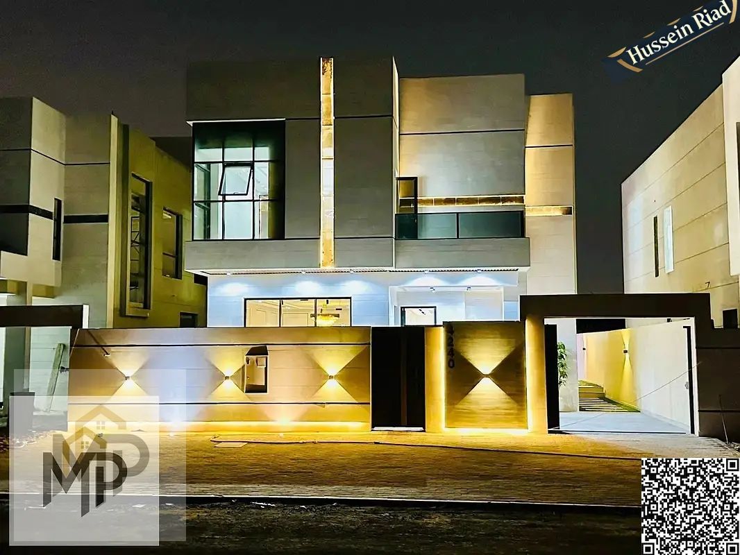 For sale, a modern villa with a stone facade, including registration fees, close to the mosque and services, with a seating area in the courtyard.