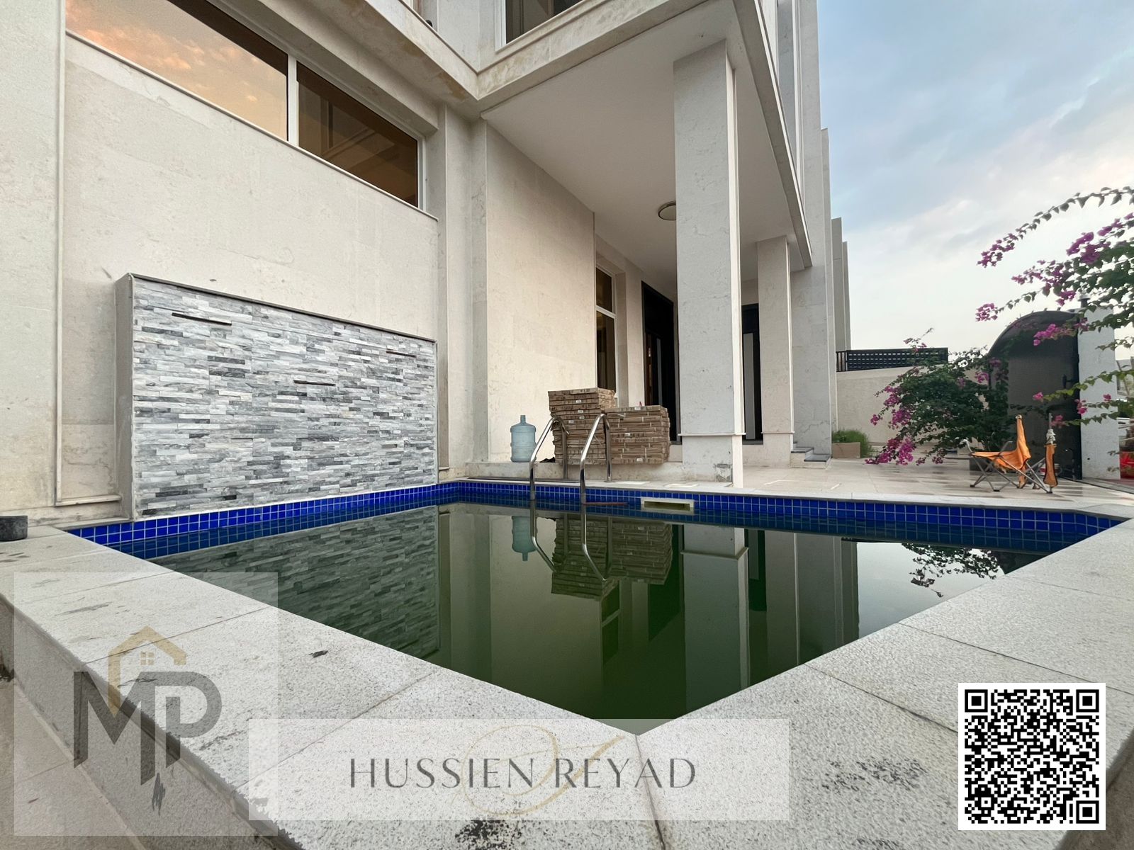 Opportunity to own a luxury villa on a corner lot with two floors, a rooftop, and a swimming pool, at a price that includes furniture, electricity, wa