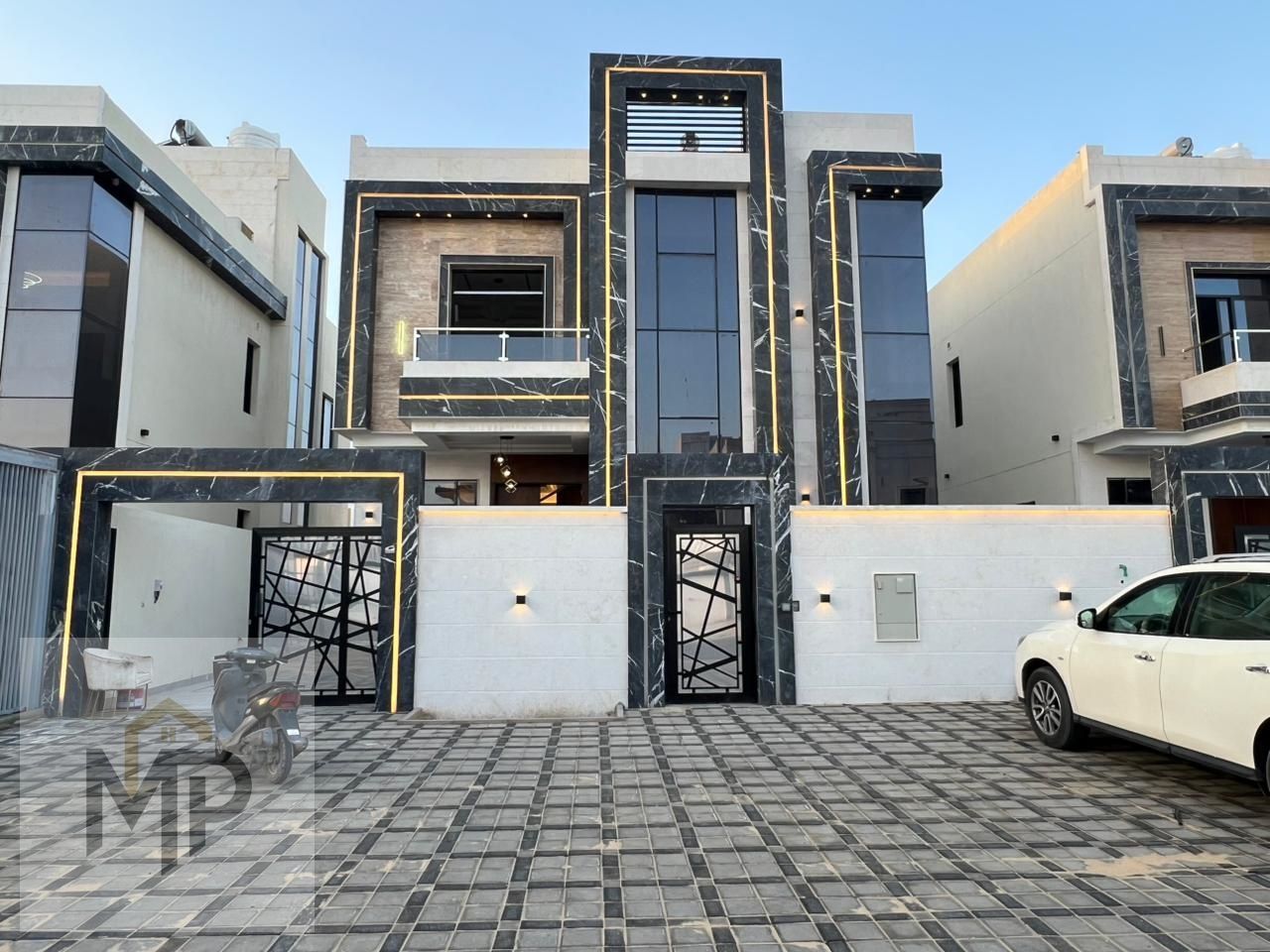 Luxury villa for sale in Al Helio, Ajman, on a main street, 5 bedrooms, living room, majlis, maid's room and equipped kitchen, priced at AED 1,650,000