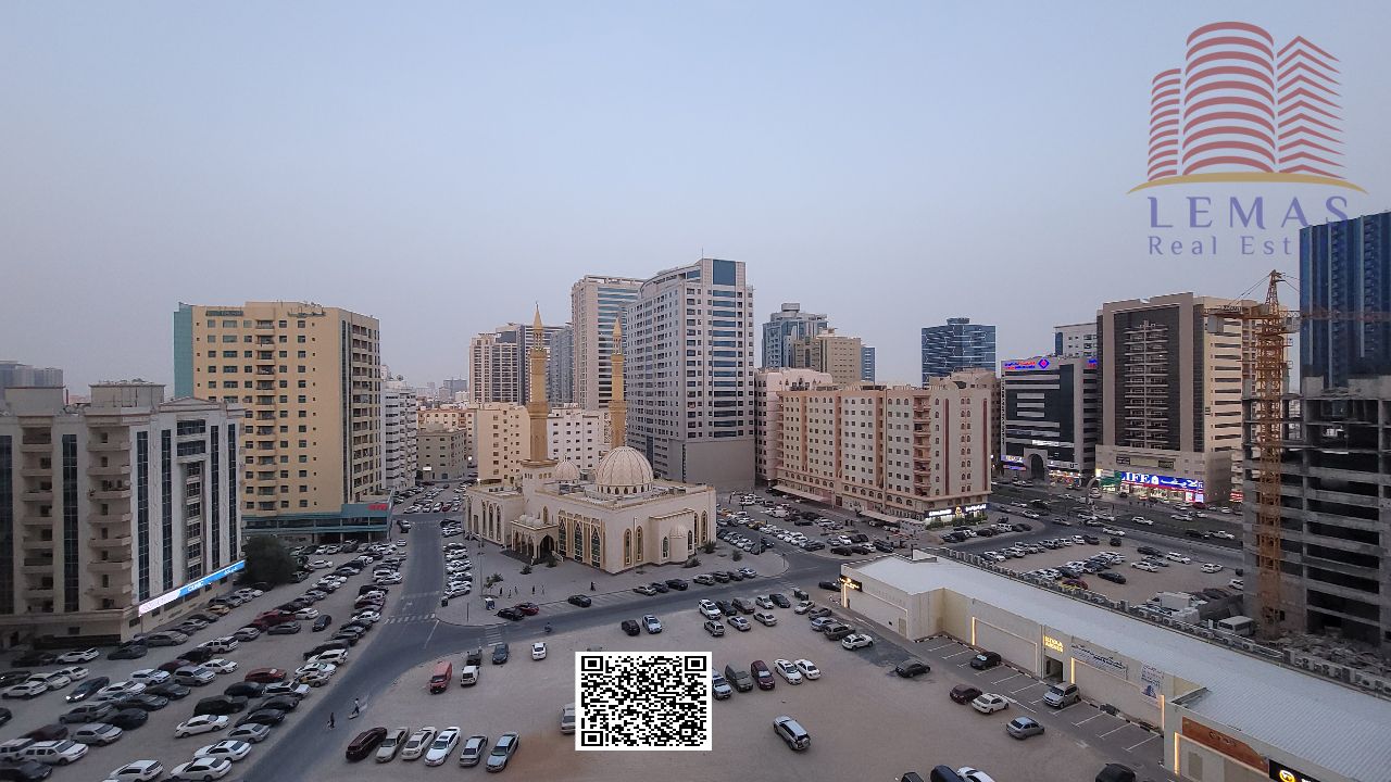 One-bedroom apartment with a city view and a closed kitchen.