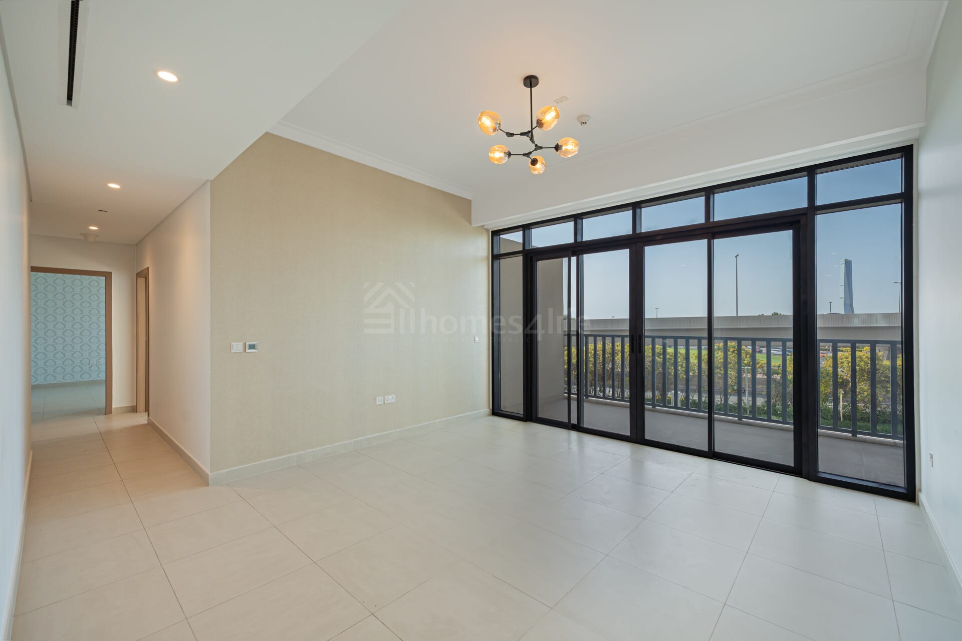 Unique layout / vacant / great for ROI