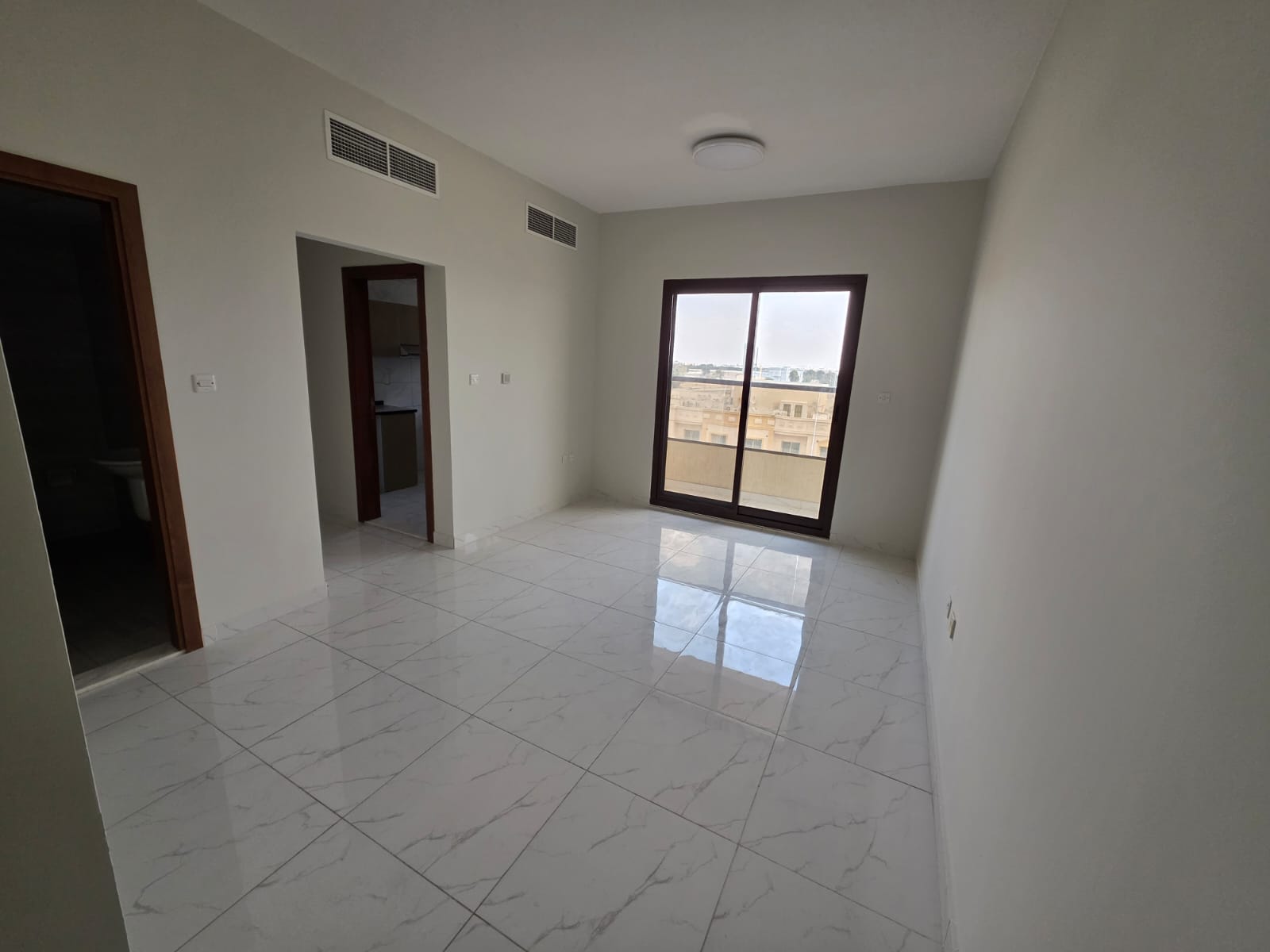 Beautiful one-bedroom apartment in a new building, second occupancy, central air conditioning, regular maintenance provided by the owner, Al Rawda.