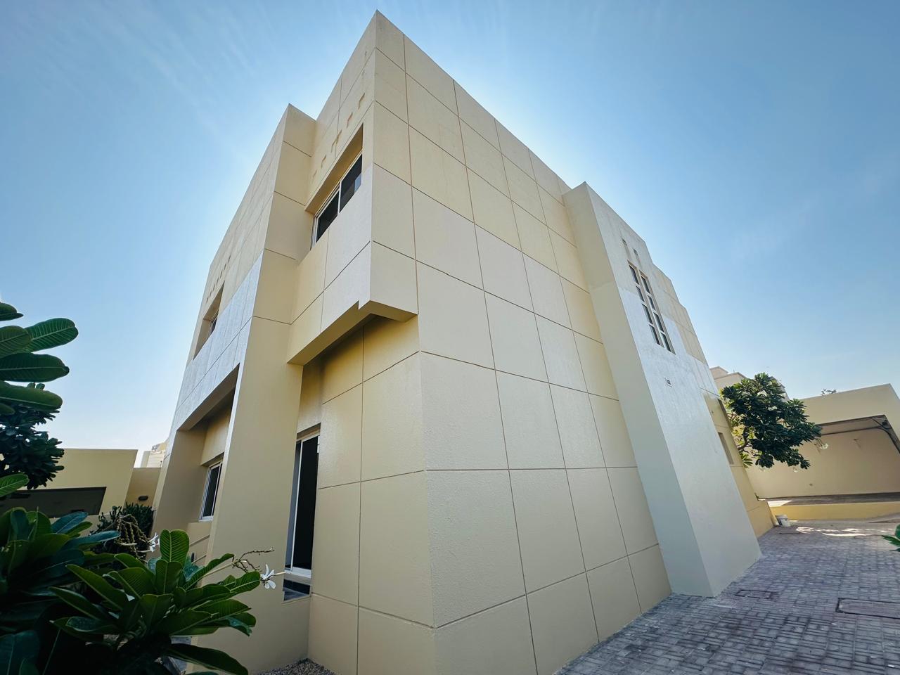 Spacious 5Bed villa with private garden/shared pool