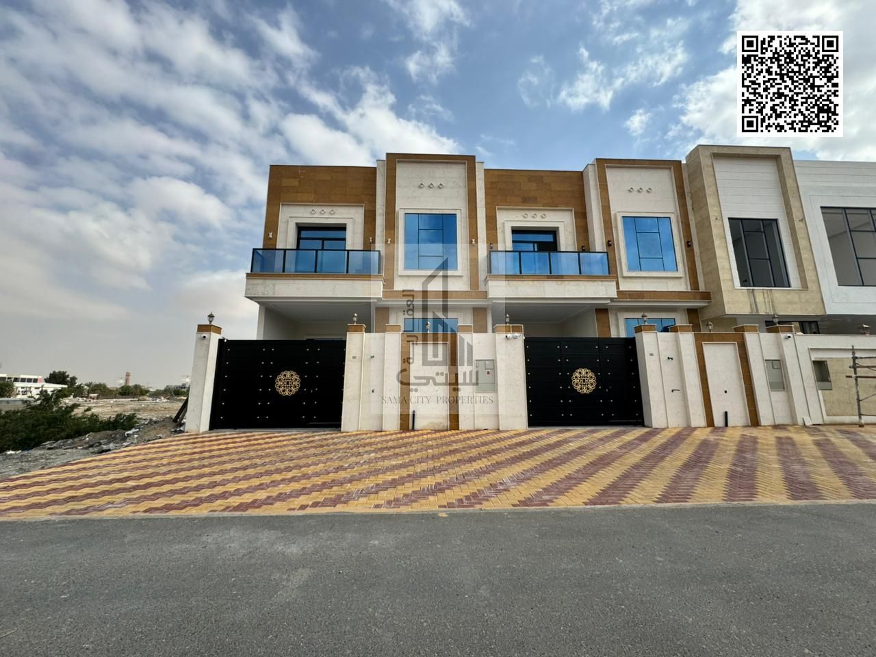 Townhouse with 5 master bedrooms and a roof
