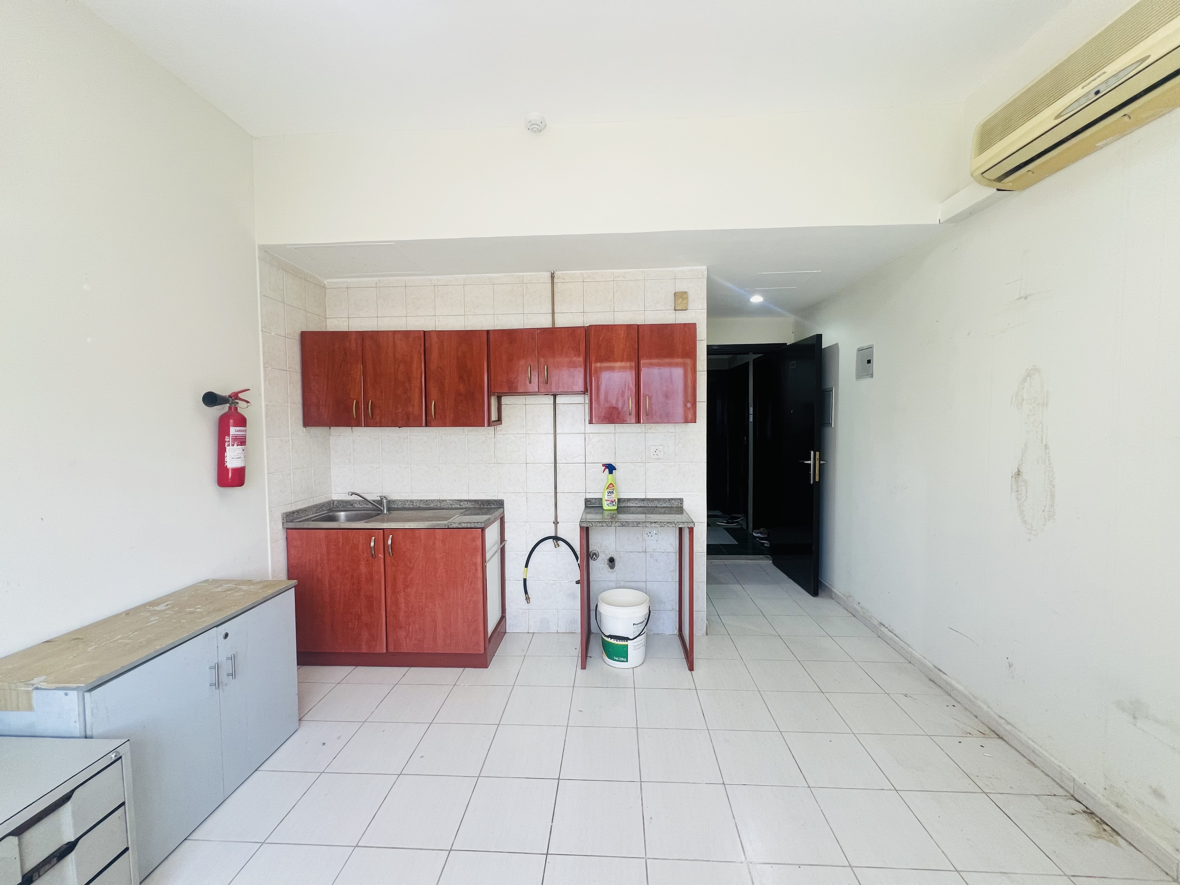 Huge offer studio in close to Muwaileh bus station price 21k