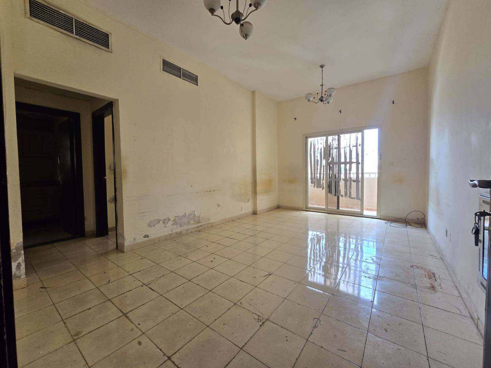 A spacious one-bedroom apartment with a practical design, featuring two bathrooms and a balcony offering natural light and ventilation. Located in a m