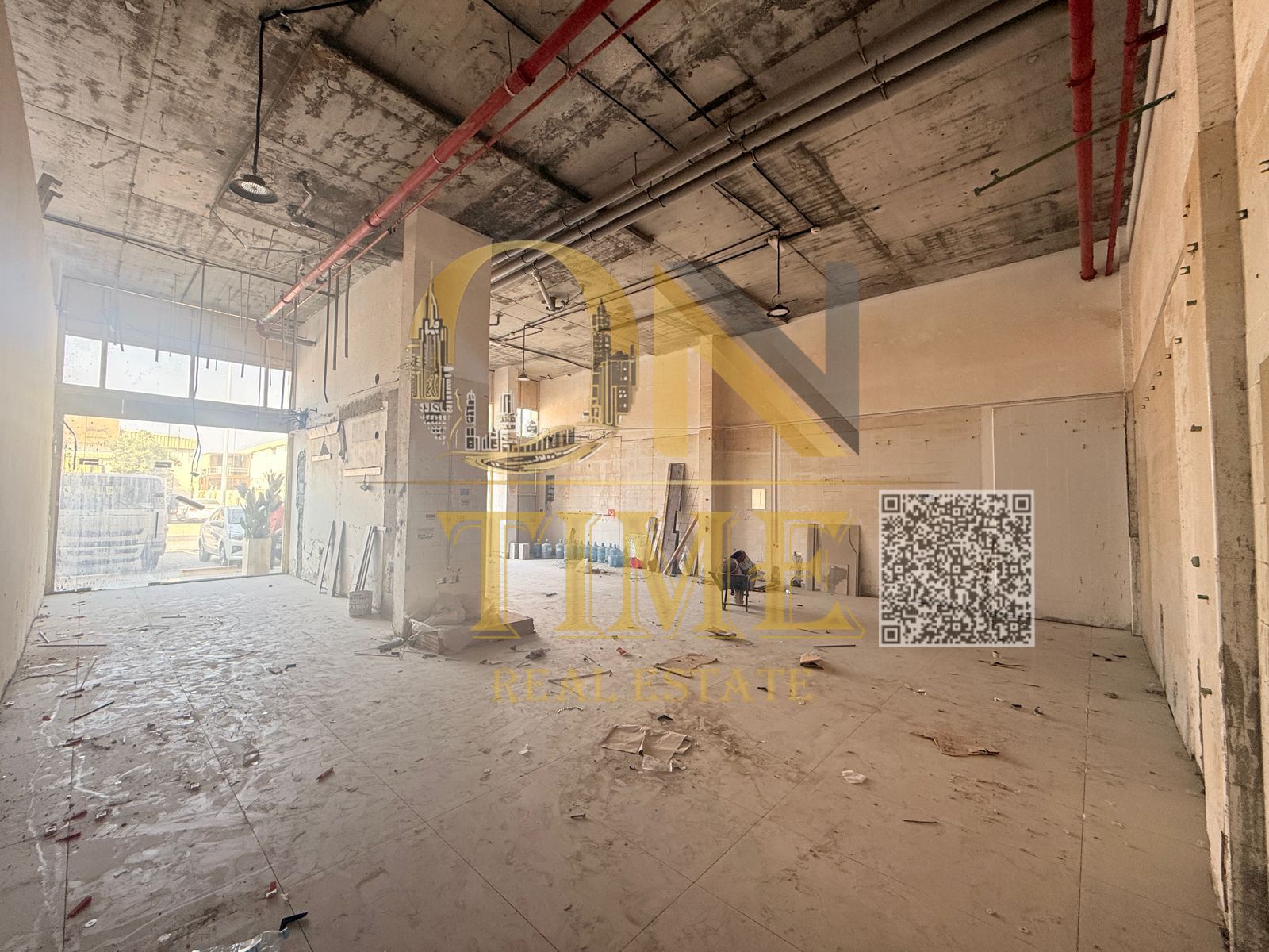 Designed to provide a spacious interior free of unsightly columns, facilitating the efficient arrangement of goods or equipment. The surrounding area