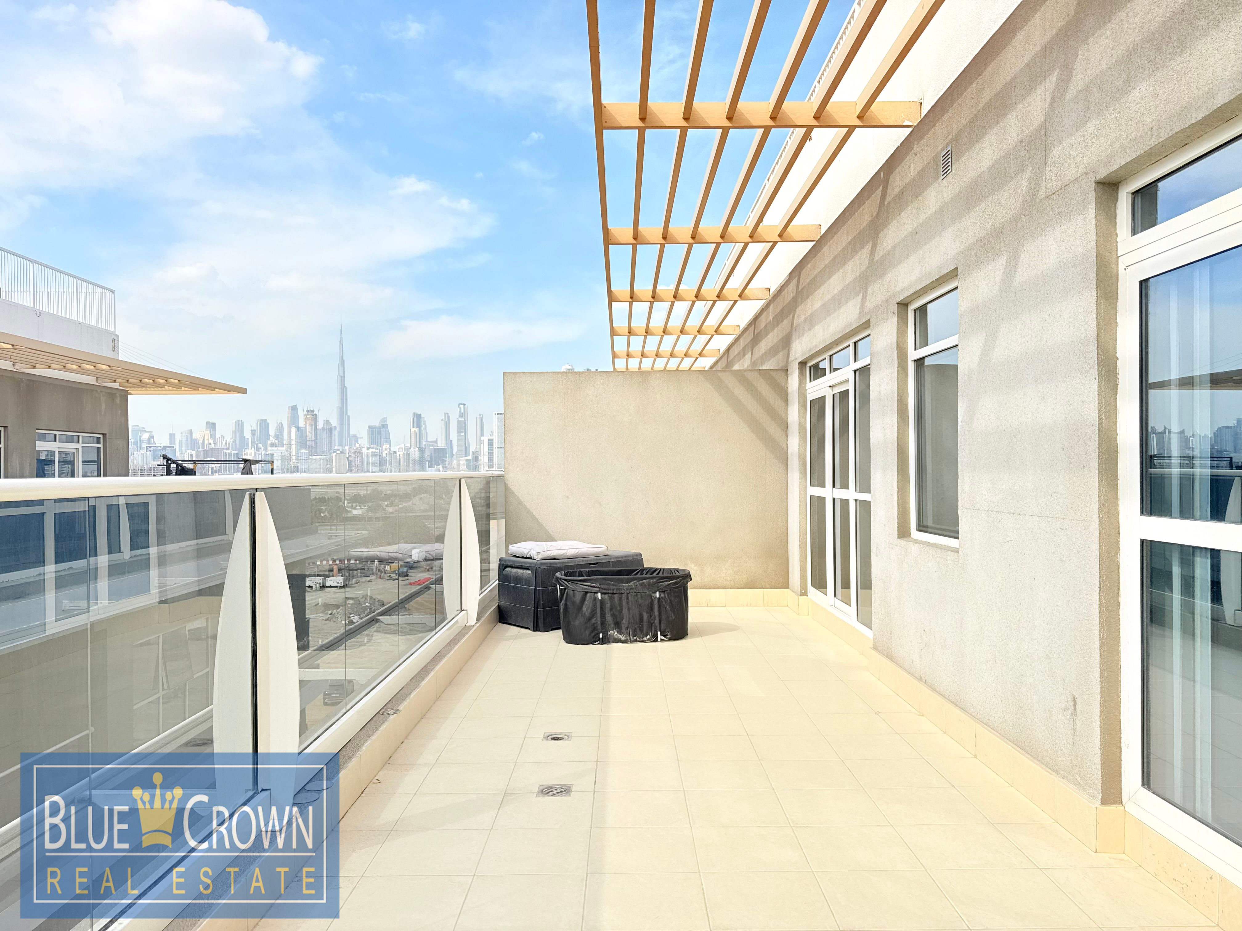 BURJ KHALIFA VIEW | WITH TARRCE | SPACIOUS SIZE