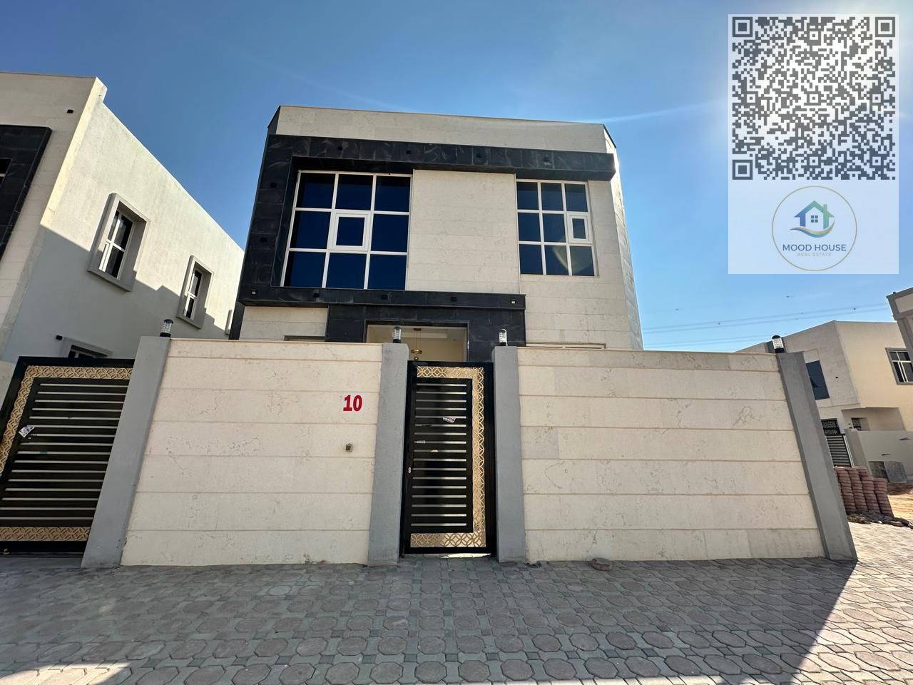 For sale: a villa with 5 master bedrooms, a living hall and a majlis, air conditioning included, registration included, located in the Al Hailo area.