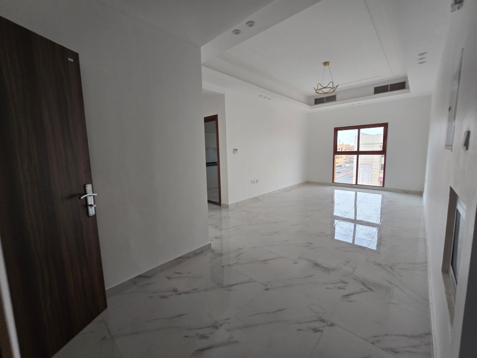 Beautiful apartments, first occupancy, new building, two master bedrooms and a super deluxe living room, central air conditioning, easy access to Shar