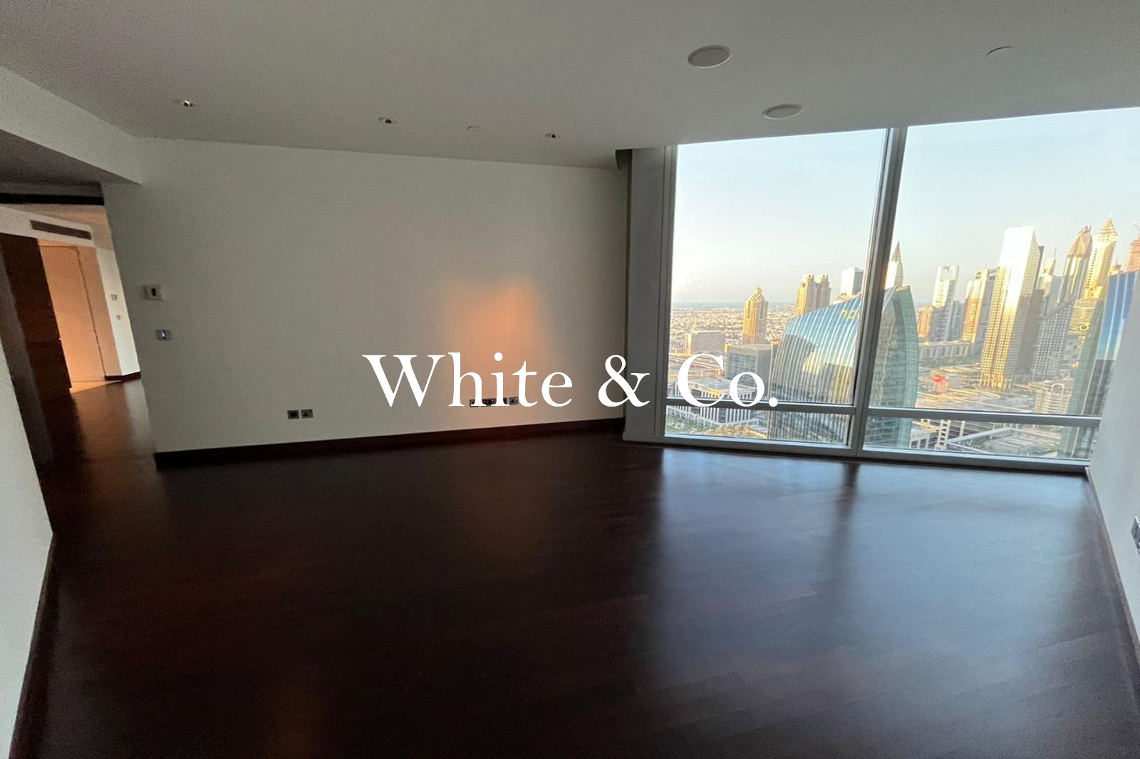 Heart of Downtown| Mid floor| Spacious