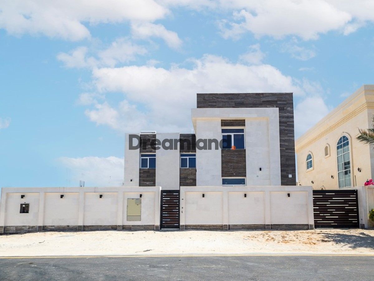 FREEHOLD | Great Location | Modern | Well Designed