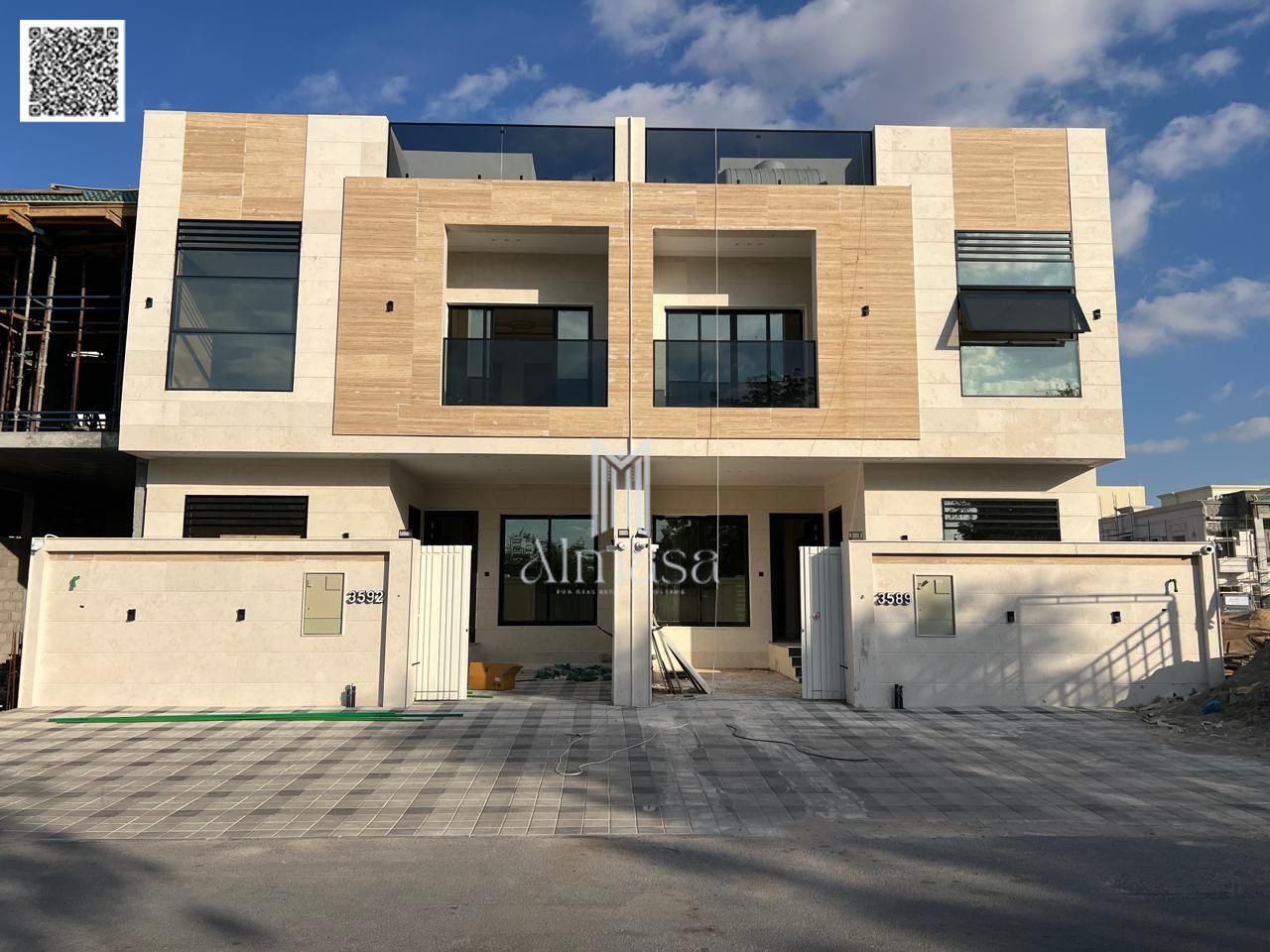 Freehold . Modern villa on a main street, no registration fees.