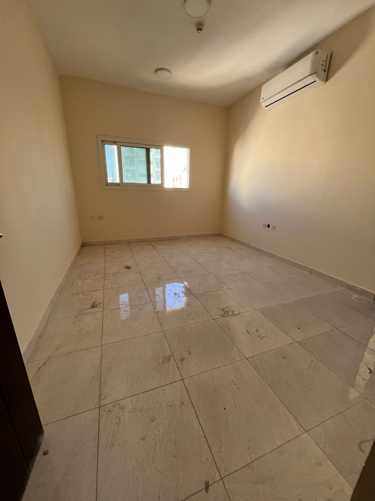 One bedroom and living room, second occupant, in Al-Naba'a, near Qasr Al-Qabail. Excellent finishing, very clean apartment. Attractive