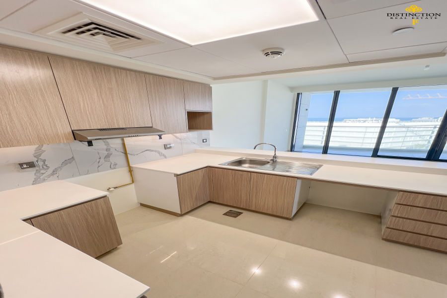 LARGEST LAYOUT, FULL BEACH VIEW, DIRECT ACCESS TO THE BEACH