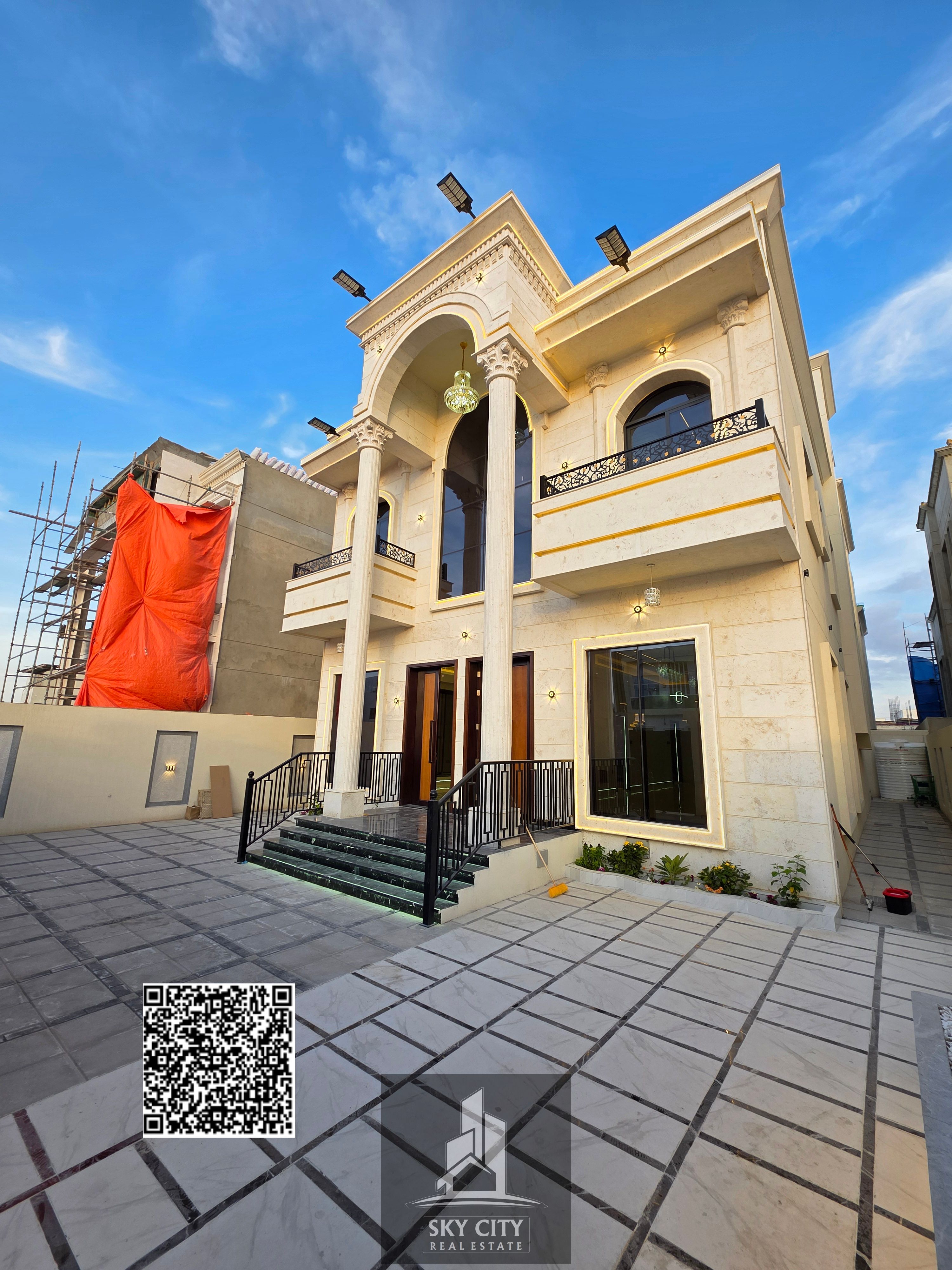 6 master bedrooms villa for sale with a large yard, fully equipped kitchen, and roof terrace. Classic design and custom finishing.