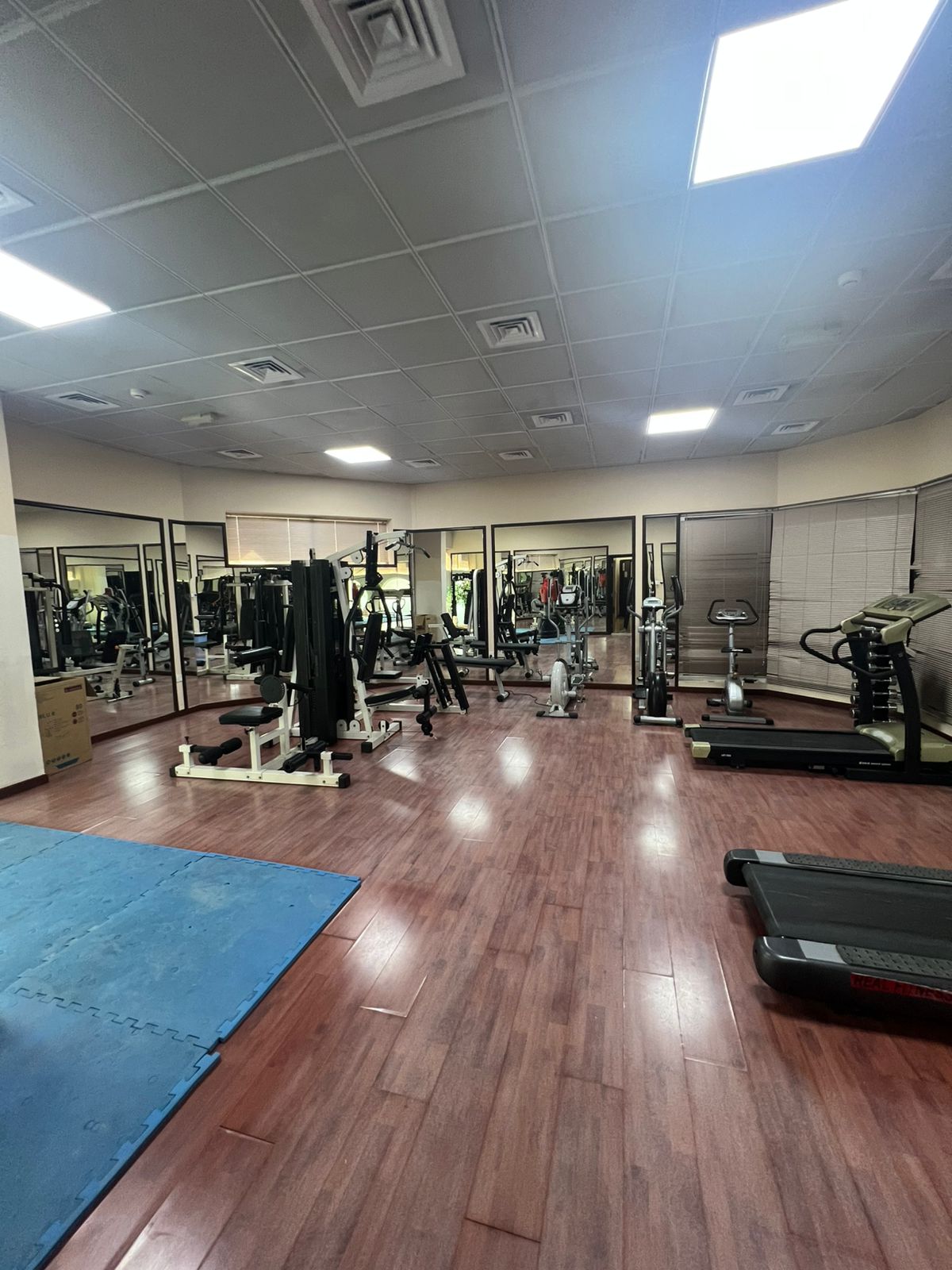 Central air conditioning _ Central gas _ Spacious area _ Gym and swimming pool _ Dirt parking _ Open view