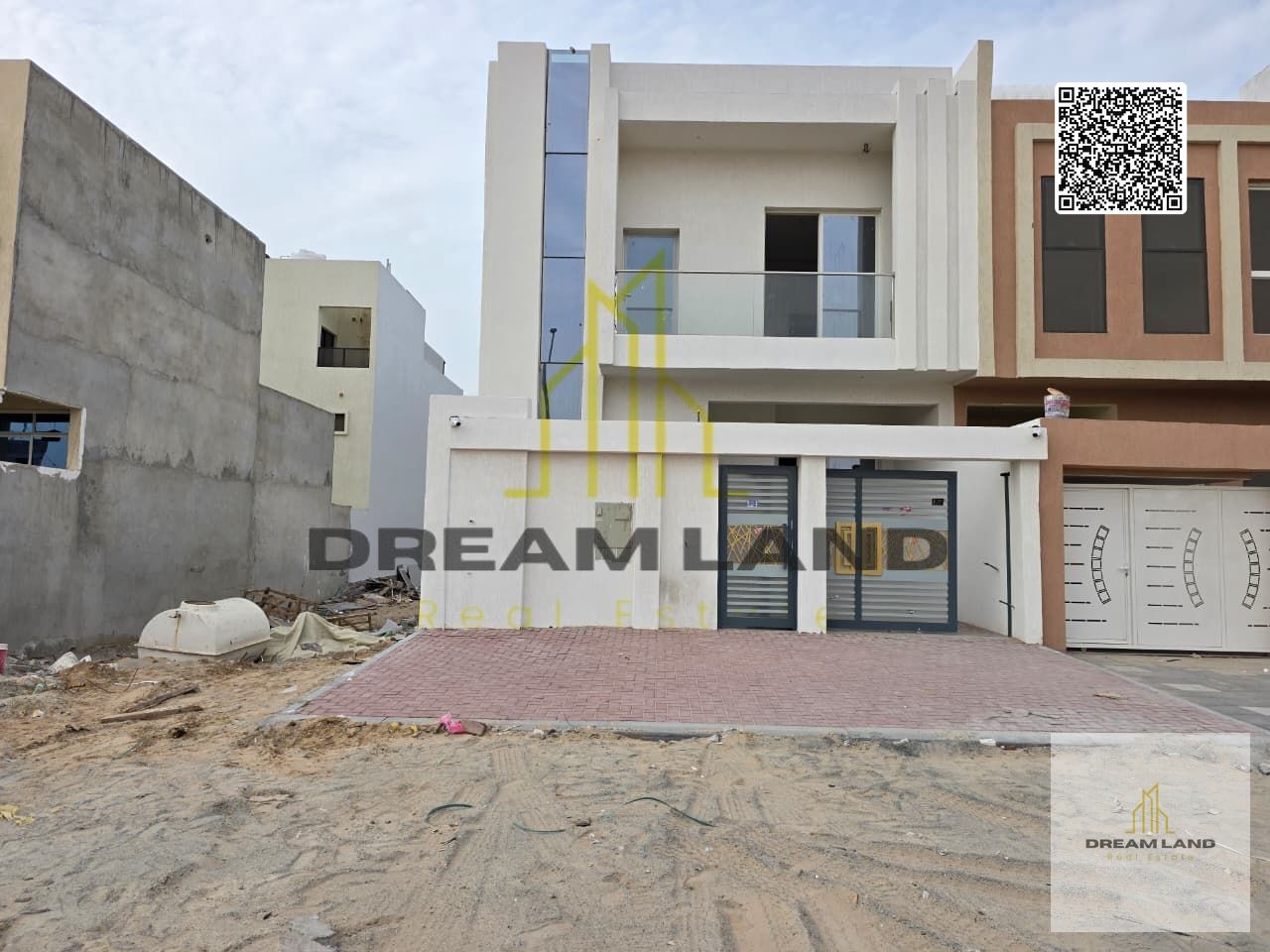Luxury townhouse for sale on the main road, close to all services, freehold ownership.