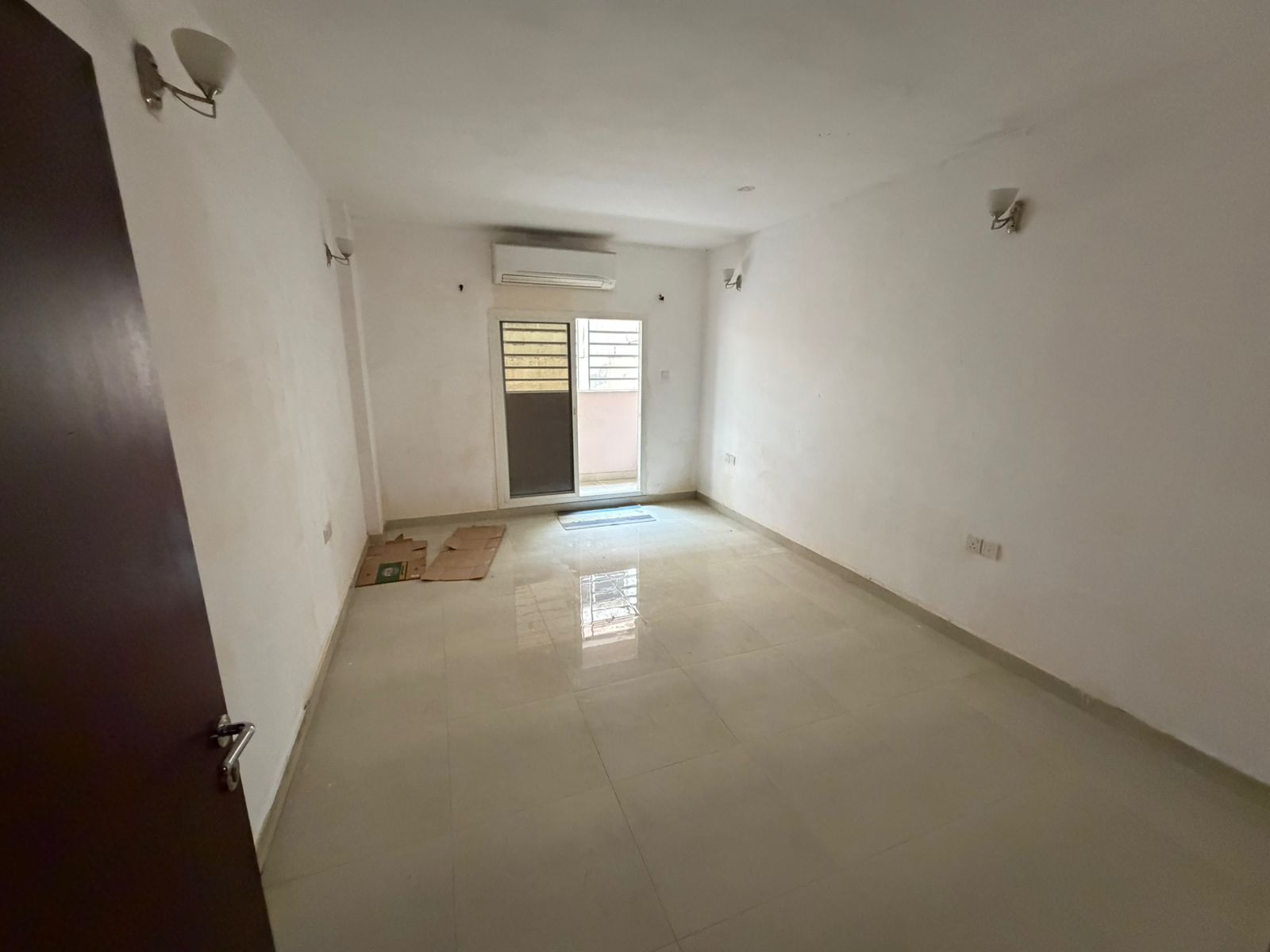 Studio apartment for annual rent. Large studio with separate kitchen and balcony. Located in Al Rashidiya 3, next to the Ladies' Park.