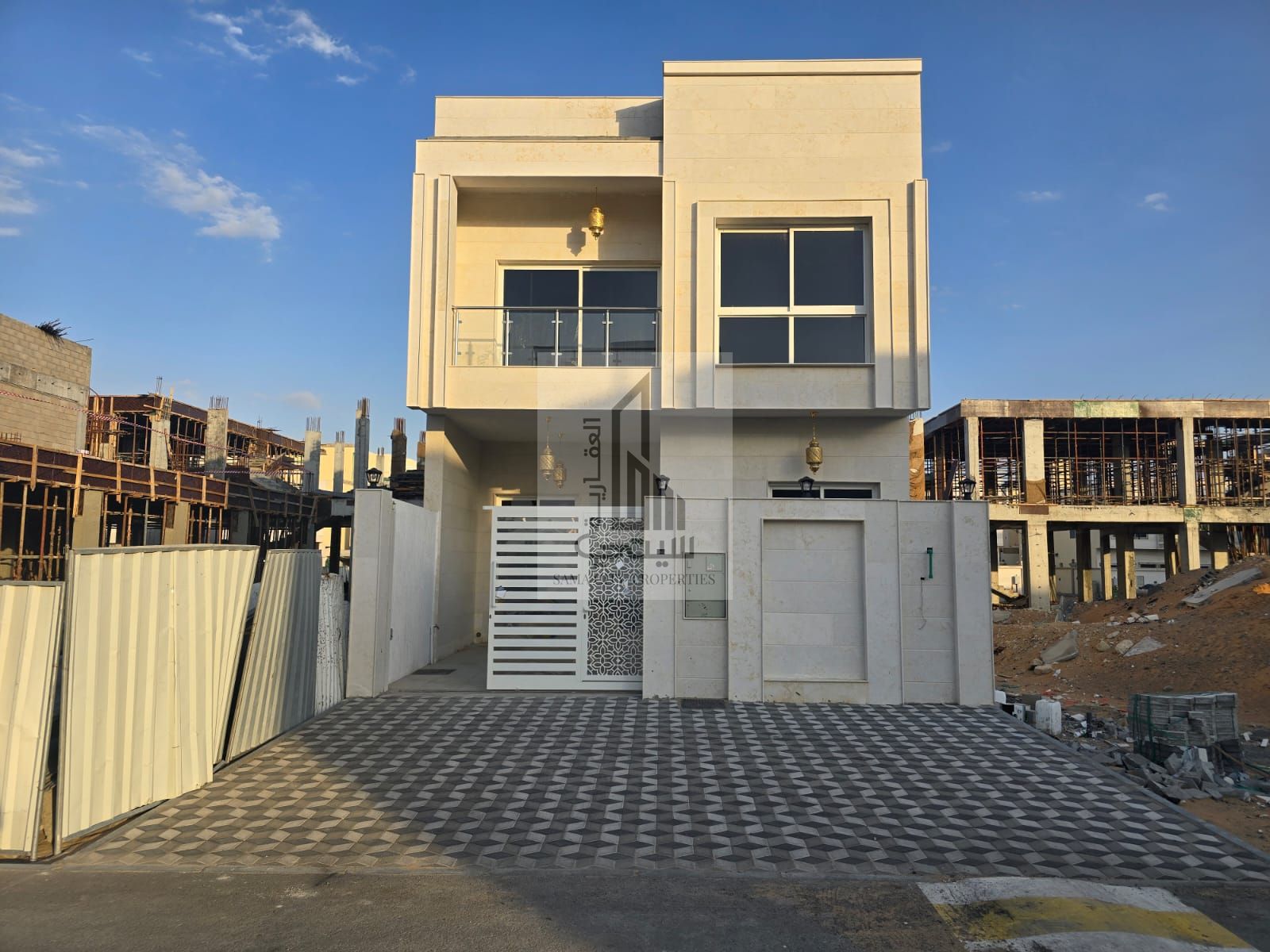 Freehold for all nationalities Luxury Modern Design Villa for Sale Al Helio 2 - Ajman On Sheikh Mohammed Bin Zayed Road Land Area 1722 sq m Built-up Area 2900 sq m Consisting of: - 4 Master Bedrooms - Majlis - Living Room - Large Main Kitchen .