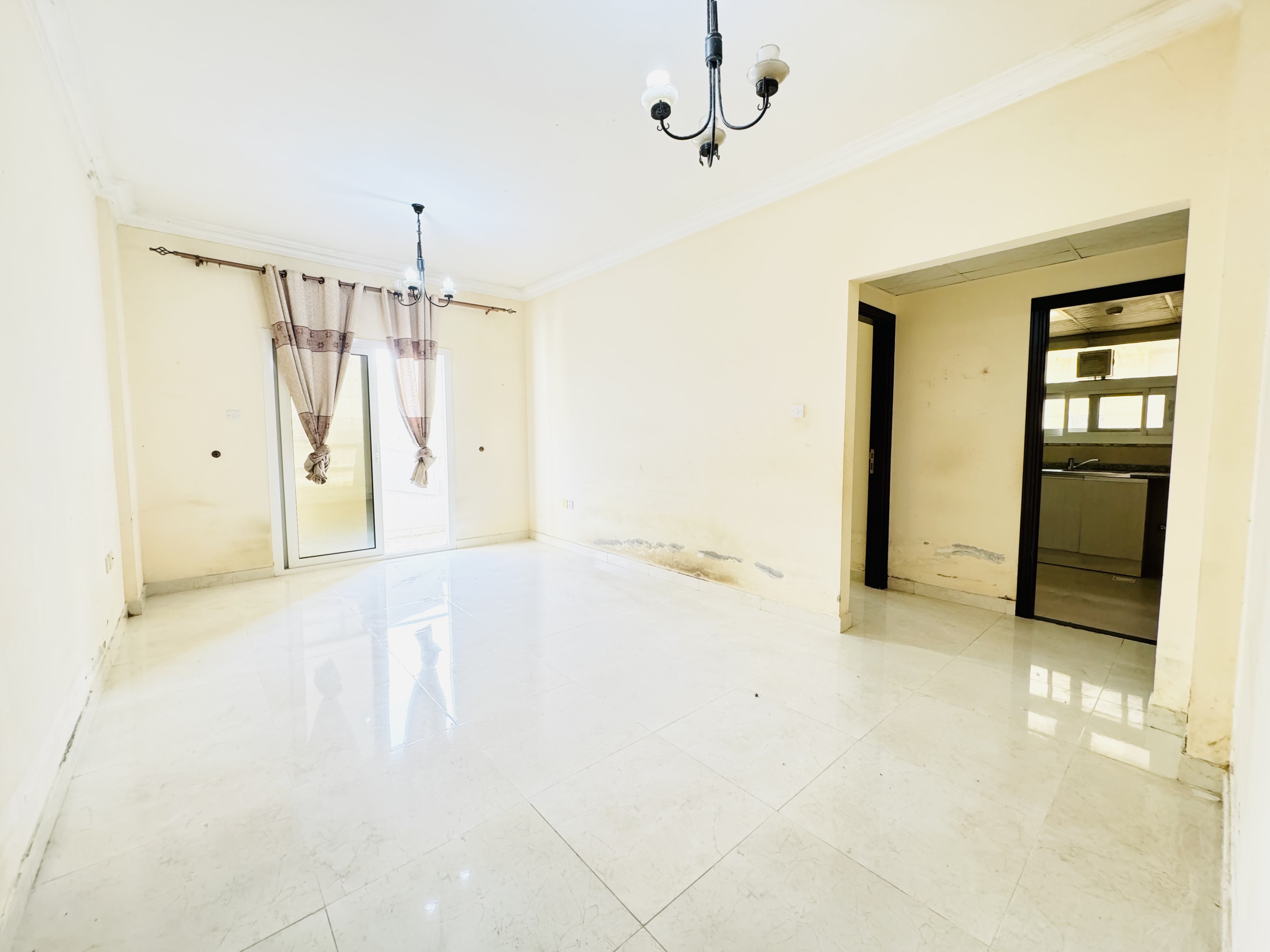 LAVISH 1BHK WITH BALCONY ON ROAD ROAD BUILDING IN MUWAILEH