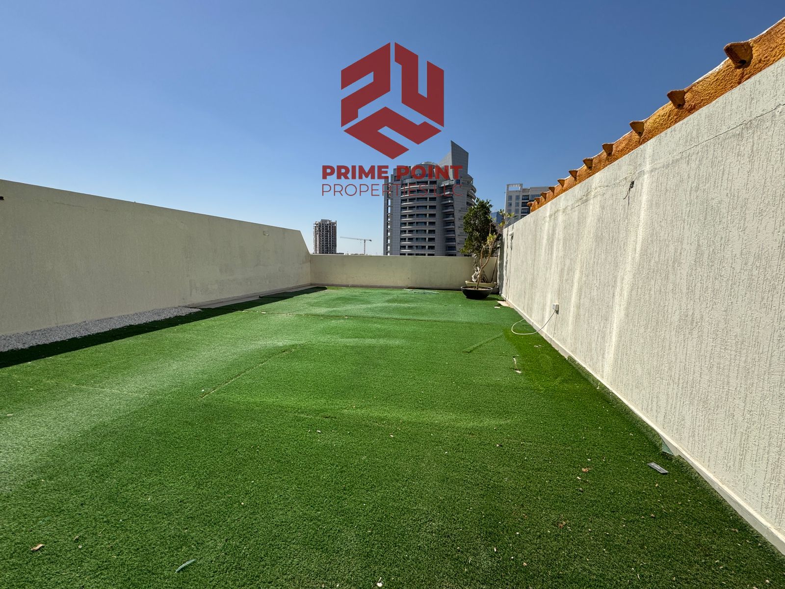 HUGE SIZE - VACANT ON TRANSFER - FREEHOLD